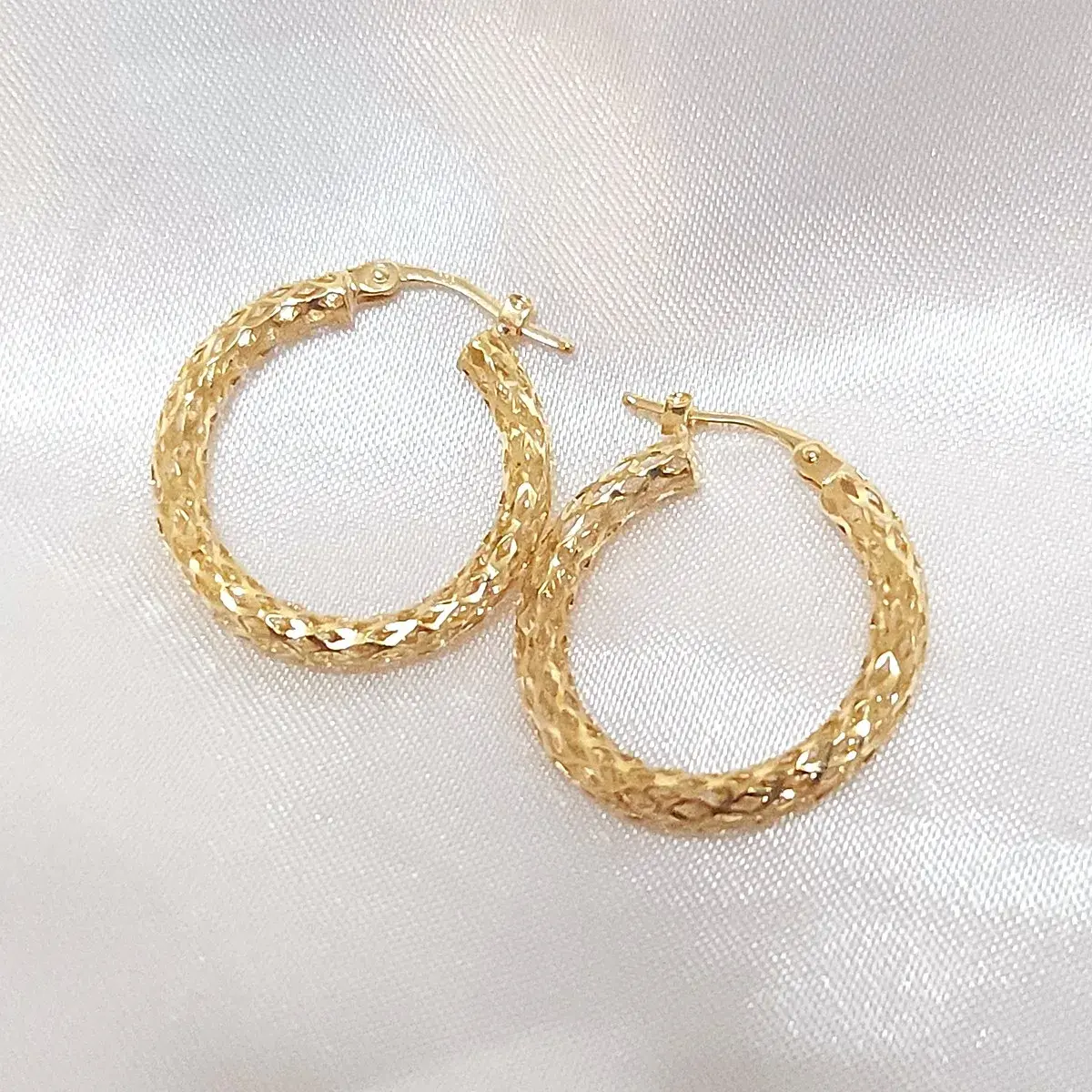 أقراط دائرية منفوخة بقطع ماسي