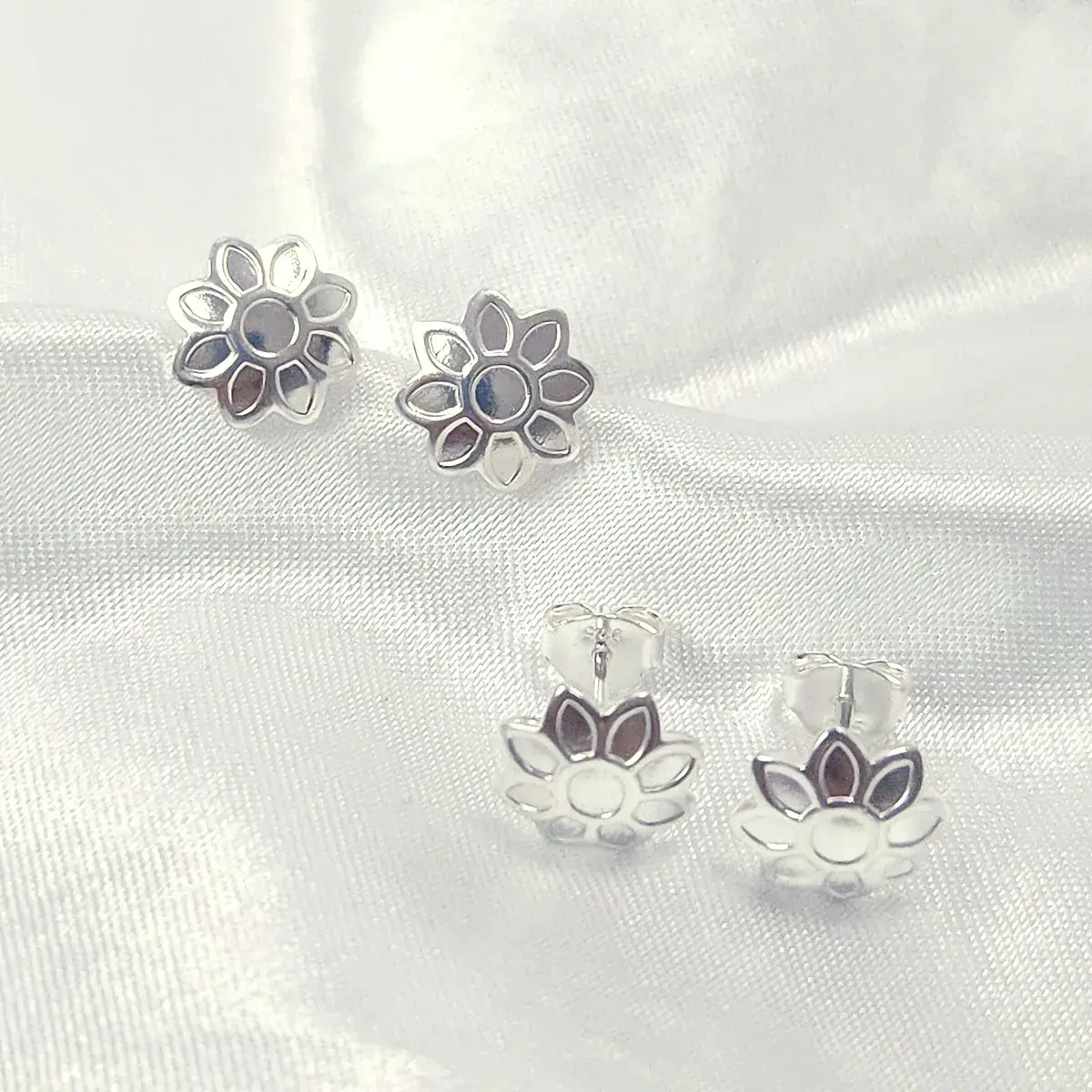 Cut-Out Flower Stud Earrings