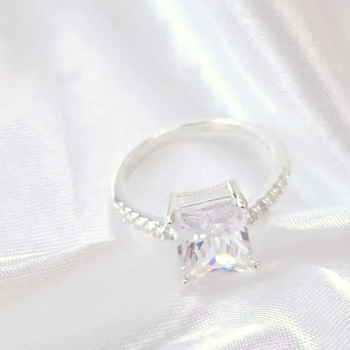 Rectangle Solitaire Ring with Side Stones